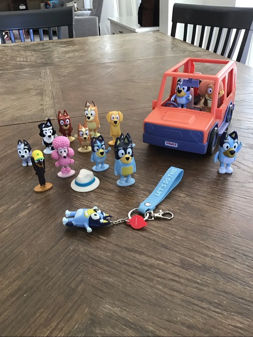 Character figurines+ vehicle+strap keychain from the Bluey TV series